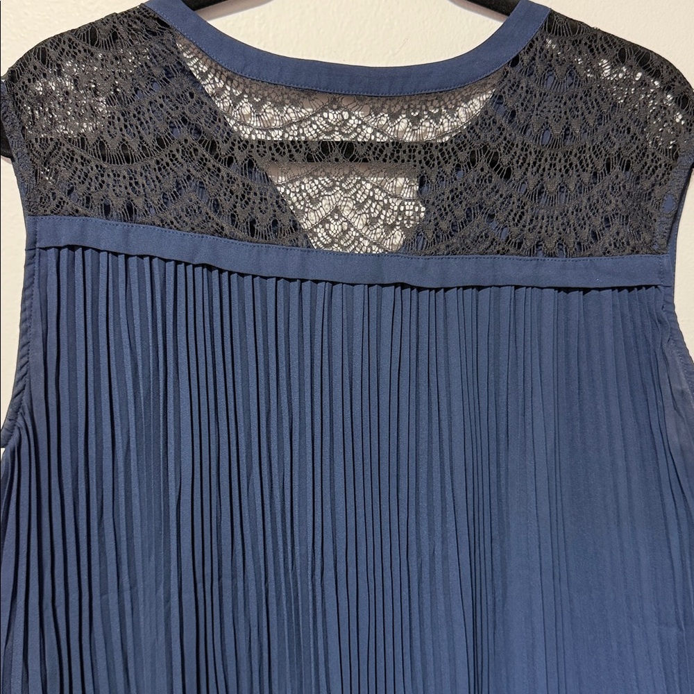 VERO MODA | Navy Sleeveless Top with Black Lace Shoulders size Large - Picture 3 of 5
